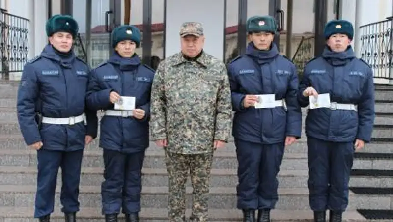 В Нур-Султане наградили гвардейцев, задержавших опасного преступника
