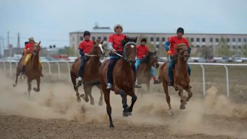 В День единства народа Казахстана в Павлодаре открыли скаковой сезон