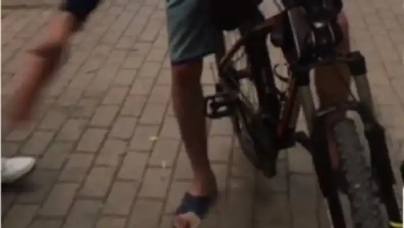 Велосипедист переехал голову трехлетнему ребенку в парке Караганды