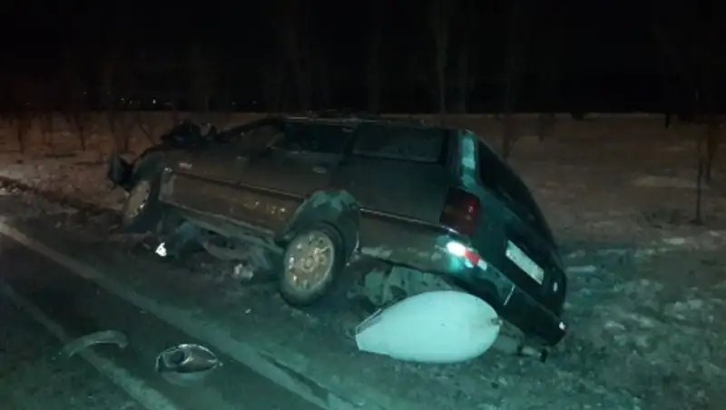 В Алматы водитель Subaru снес столб уличного освещения