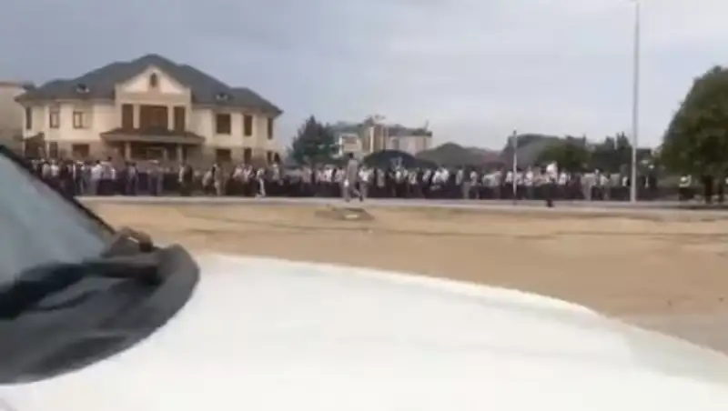 В Актау сотни горожан пришли проститься с мамой экс-начальника ДП Мангистау