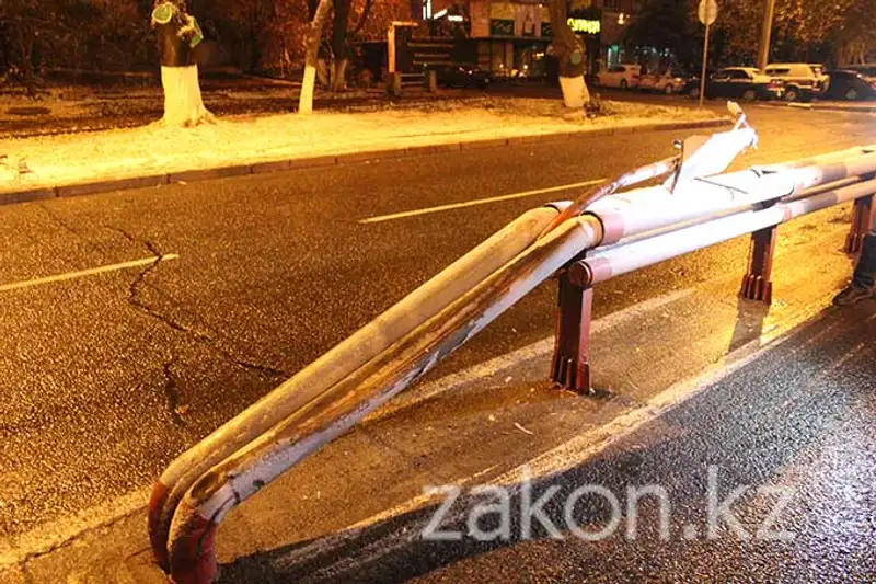 Нетрезвый водитель перевернулся на внедорожнике (фото) Нетрезвый водитель перевернулся на внедорожнике (фото), фото - Новости Zakon.kz от 11.11.2013 19:27