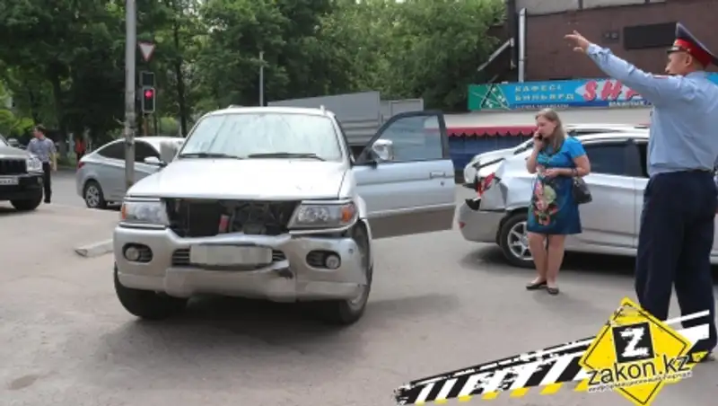 Три машины столкнулись на одном из перекрестков Алматы