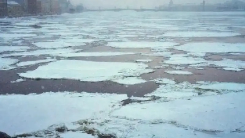 Рыбак провалился под лед на реке Ишим в Петропавловске