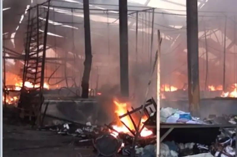 Владелец сгоревшего в Шымкенте рынка пообещал восстановить его в ближайшее время Владелец сгоревшего в Шымкенте рынка пообещал восстановить его в ближайшее время, фото - Новости Zakon.kz от 03.08.2012 20:16