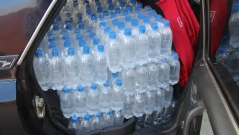 Павлодарлық полицейлер арақ құйылған пластикалық шөлмектерге толы жүк көлігін ұстады