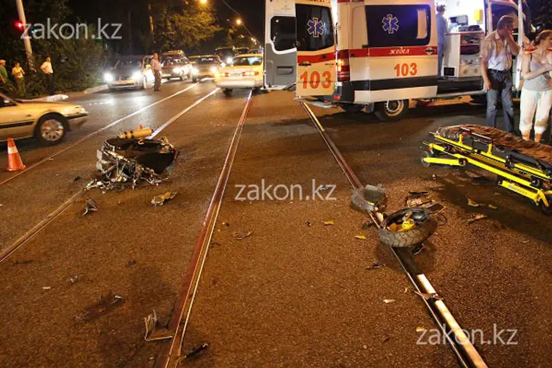 Еще одно жуткое ДТП с участием двухколесного транспорта произошло в Алматы (фото), фото - Новости Zakon.kz от 05.07.2013 16:30