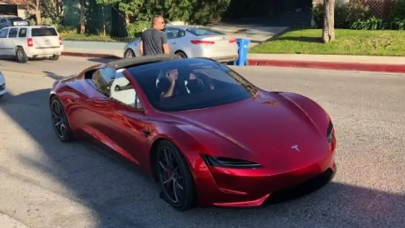 Новый Tesla Roadster «рассекает» по дорогам общего пользования