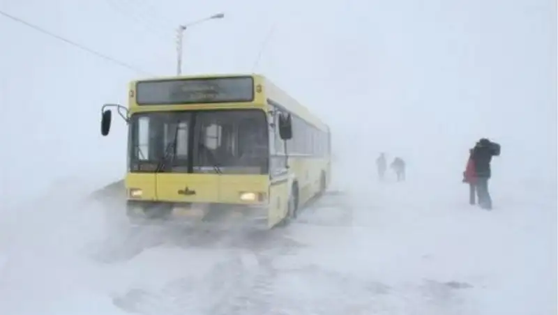В Актюбинской области застрял автобус с гражданами Узбекистана