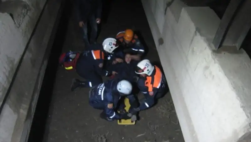 В Алматы спасатели извлекли школьника, упавшего в канал