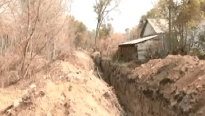 Жители поселка Каргалы (Алматинская область) жалуются на ямы и траншеи