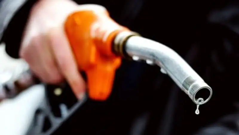 Оптовые цены на бензин в России достигли рекордного уровня