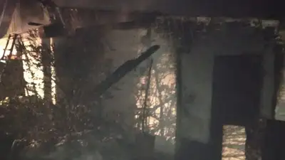 В Павлодарской области в селе Теренколь в камышитовом доме сгорели мужчина и ребенок, фото - Новости Zakon.kz от 20.12.2022 08:25