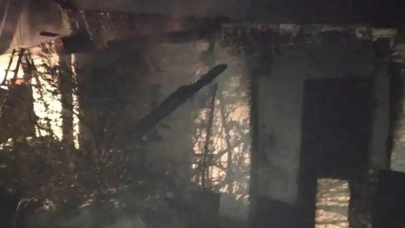 В Павлодарской области в селе Теренколь в камышитовом доме сгорели мужчина и ребенок