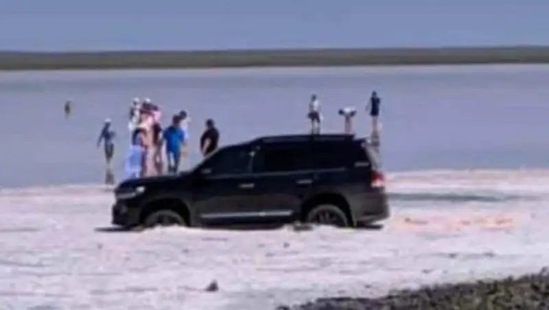 Нашли и оштрафовали водителя, заехавшего в розовое озеро Кобейтуз