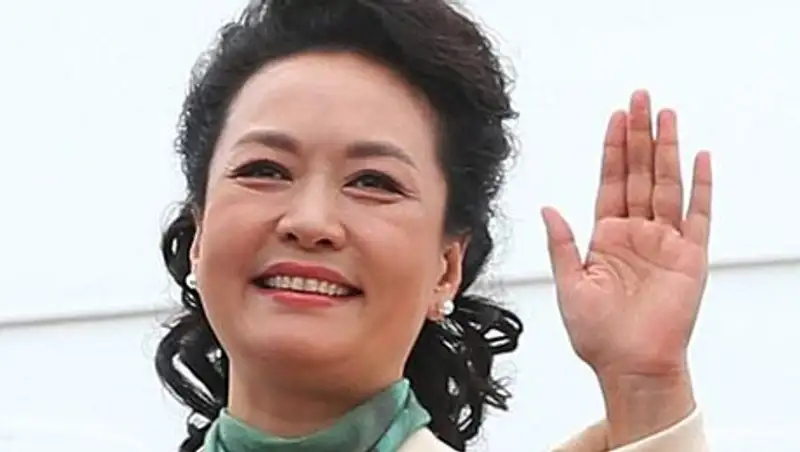 Первая леди Китая "подразнила" оставшихся без Instagram демонстрантов в Гонконге