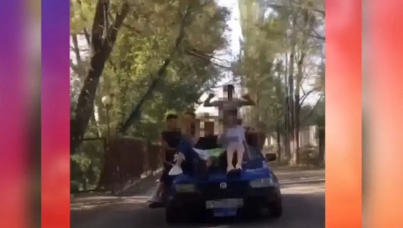 5 человек прокатились на крыше и капоте авто в Мерке