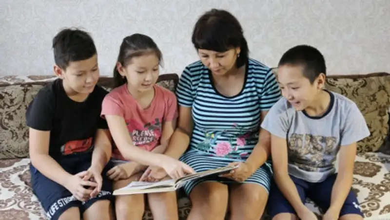 Многодетная семья с шестью детьми приобрела квартиру по программе "Бақытты отбасы" в Павлодаре