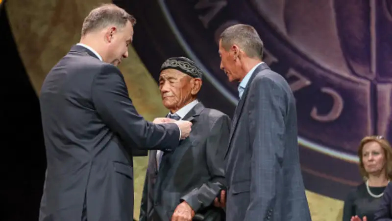 Президент Польши вручил казахстанцу награду за спасение депортированной семьи