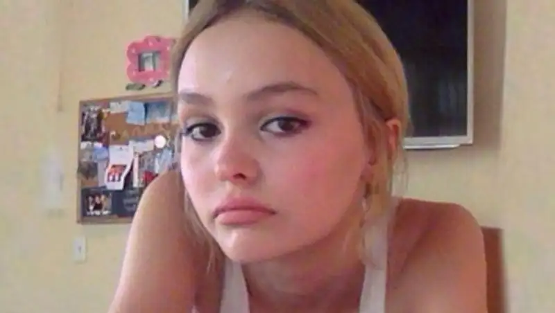 15-летняя дочь Джонни Деппа впервые вышла в свет