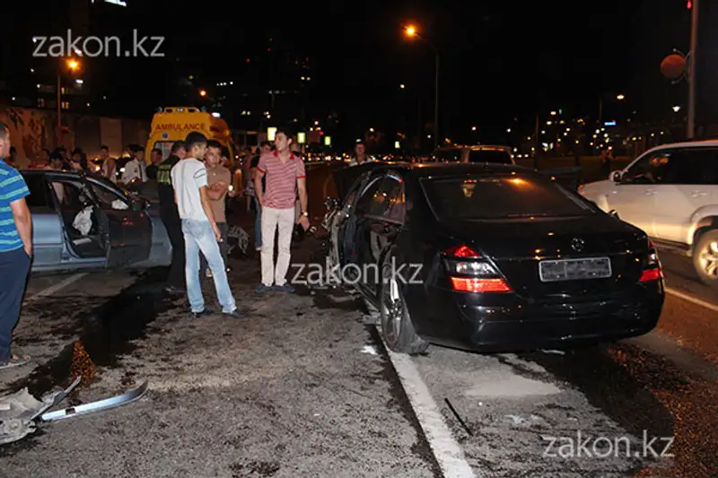 Два Мерседеса не подлежат восстановлению после столкновения на аль-Фараби-Сейфуллина в Алматы (фото), фото - Новости Zakon.kz от 11.07.2013 18:22