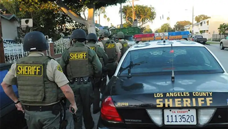 В Калифорнии мужчина ранил из пистолета полицейского и взял заложников