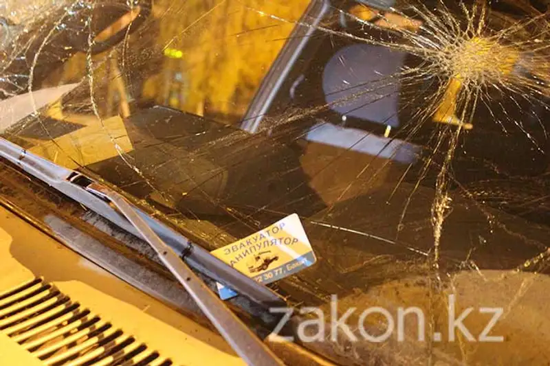 Нетрезвый водитель перевернулся на внедорожнике (фото) Нетрезвый водитель перевернулся на внедорожнике (фото), фото - Новости Zakon.kz от 11.11.2013 19:27