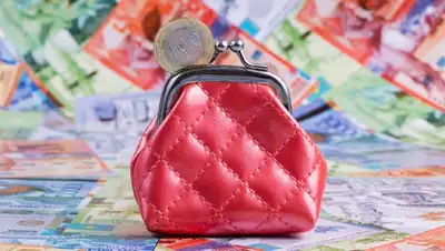 Тенге , фото - Новости Zakon.kz от 17.10.2022 15:38