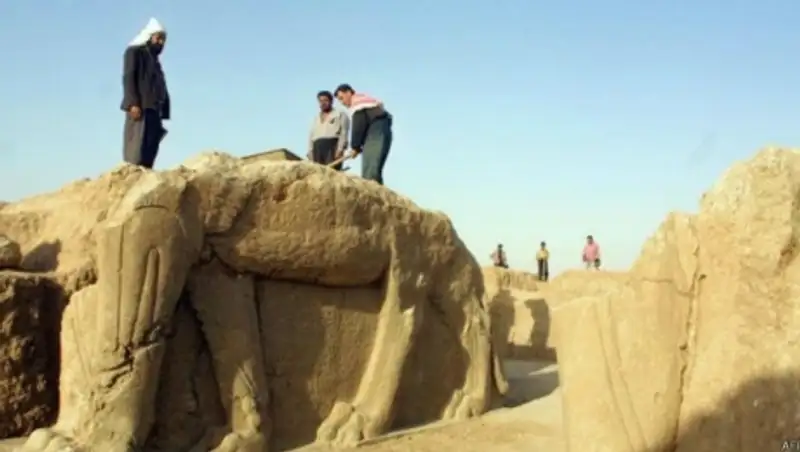 Боевики ИГ бульдозерами снесли древный город Нимруд