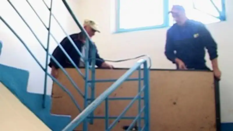 У костанайцев за долги забирают входные двери