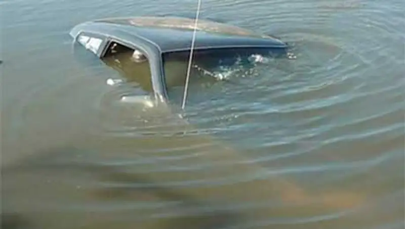 Водитель "ВАЗа" съехал в водоем в Костанайской области, погиб пассажир