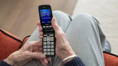 Дедушка с кнопочным телефоном вызвал ностальгию у казахстанцев, фото - Новости Zakon.kz от 08.09.2023 14:04