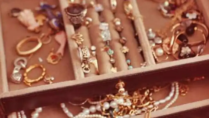 Астанчанин украл у своей тети золото на миллион тенге и проиграл на ставках