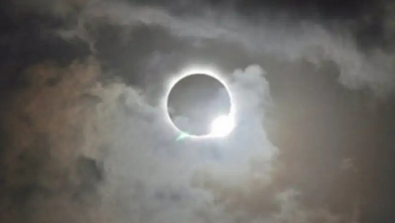 Жители Сингапура подшутили над призывом премьера прислать ему фото затмения