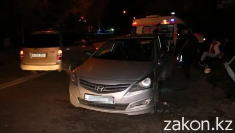 В Алматы Hyundai Accent врезался в дерево, пострадали четверо