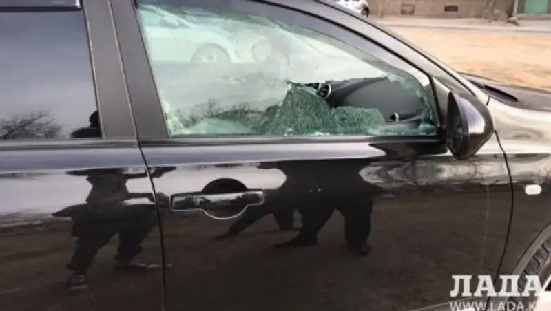 Неизвестные в Актау разбили стекла более 10 автомобилей