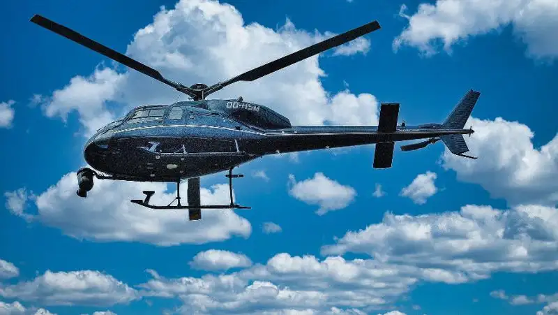 Вертолет упал на оживленную трассу в США и попал на видео