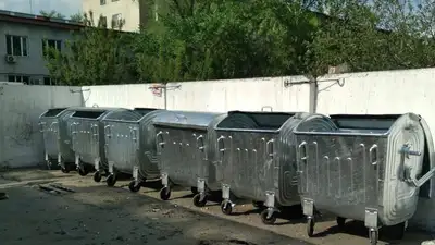 В Семее устанавливают новые мусорные контейнеры