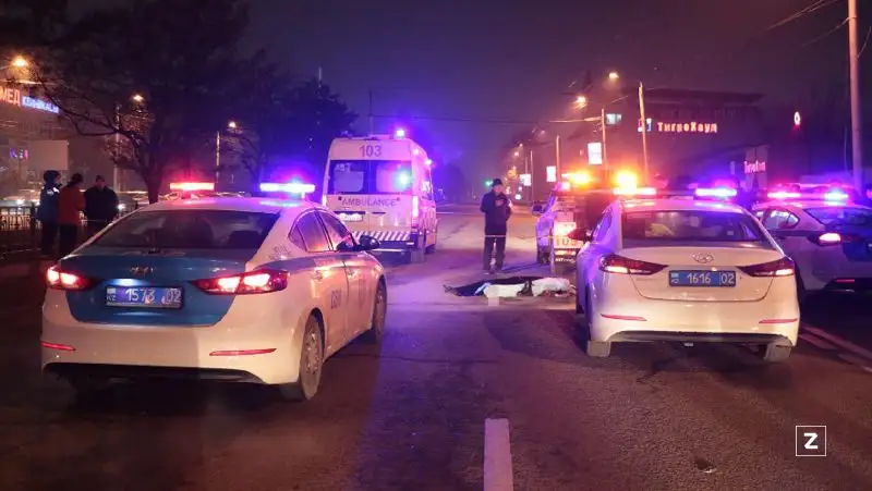 Девушка не выжила — молодую пару сбили на пешеходном переходе в Алматы