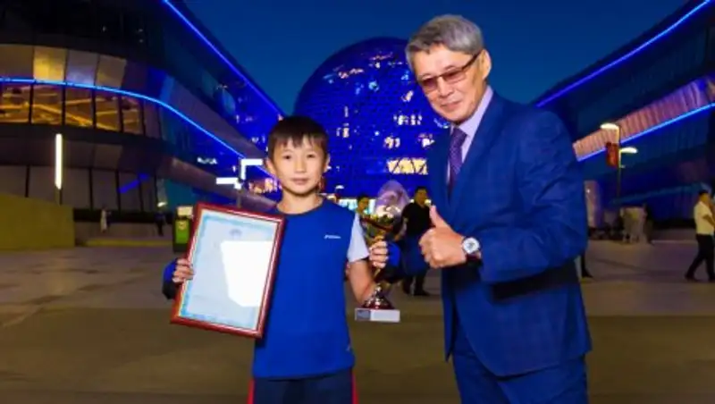 11-летний казахстанец Амир Махмет установил новый мировой рекорд по отжиманиям на бутылках