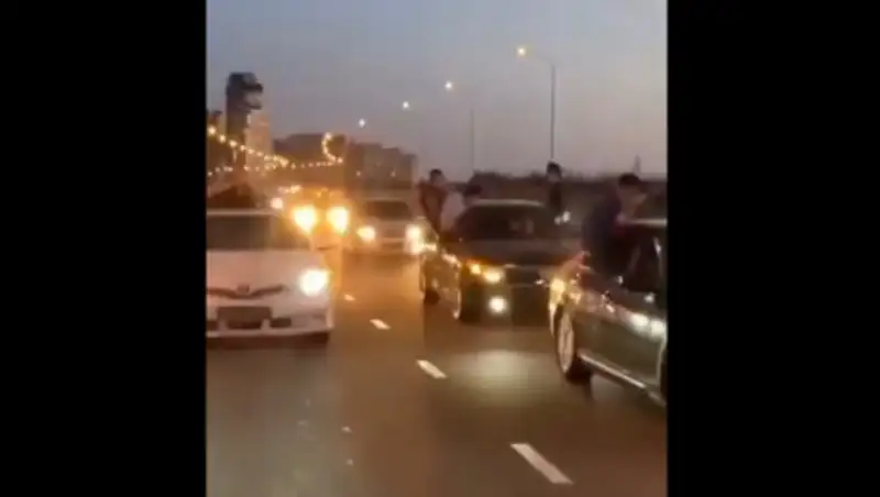 Полицейские остановили свадебный кортеж в Актау