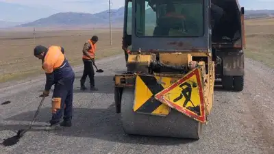Странный ремонт дороги в Алматинской области удивил казахстанцев
