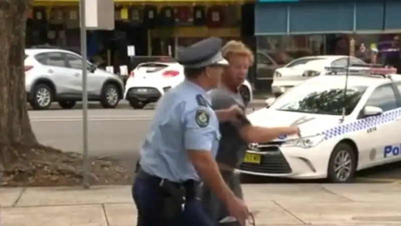 Австралийский полицейский задержал дебошира во время телеинтервью