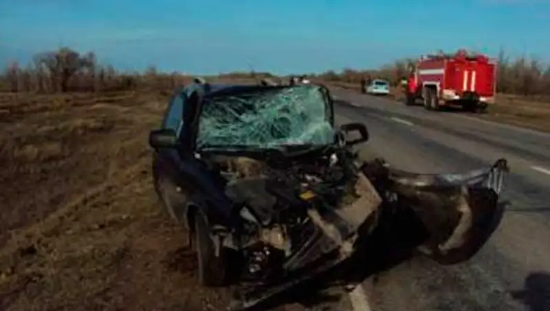 В ЗКО россиянин выехал на встречную полосу - погибли двое, фото - Новости Zakon.kz от 06.11.2013 15:01