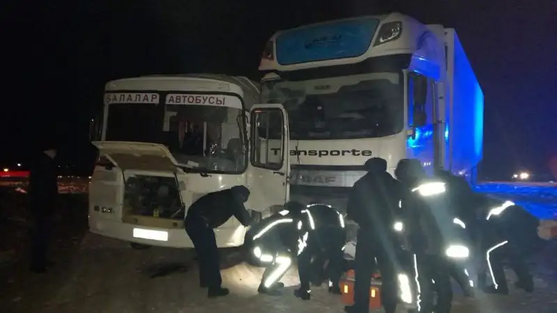 Смертельное ДТП с участием школьного автобуса и грузовика произошло в Актюбинской области, фото - Новости Zakon.kz от 29.12.2022 13:14