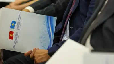 папка с флагами Казахстана и Кыргызстана, фото - Новости Zakon.kz от 23.09.2023 15:33