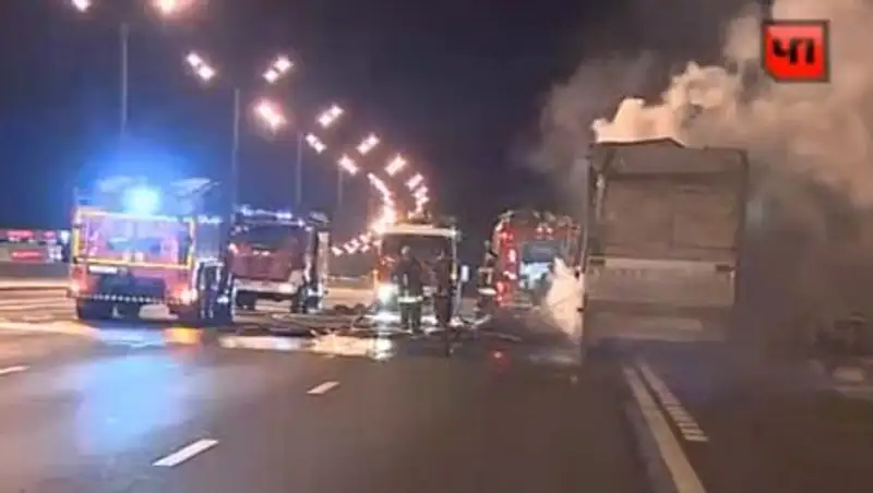 В Москве горящая фура парализовала движение на МКАД