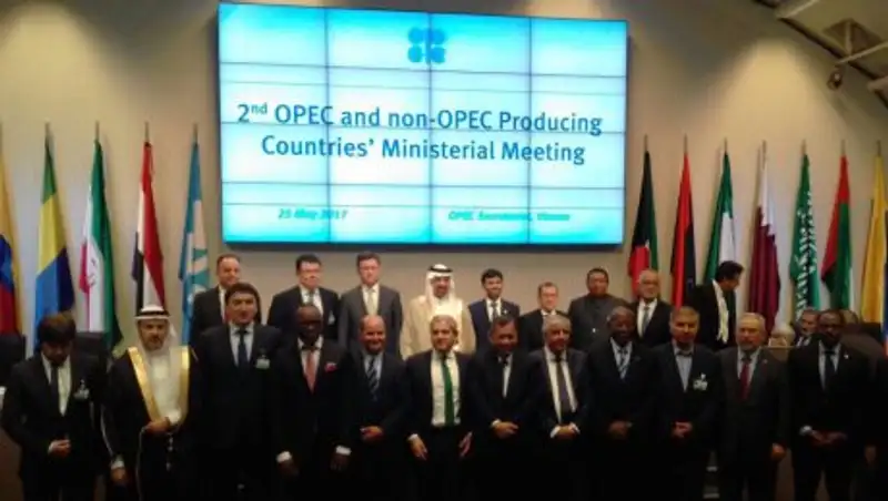 Казахстан поддержал соглашение о продлении сокращения добычи нефти