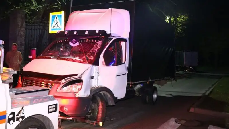 ДТП на проспекте аль-Фараби: Hyundai Santa Fe разбил две ГАЗели, фото - Новости Zakon.kz от 08.11.2023 02:35