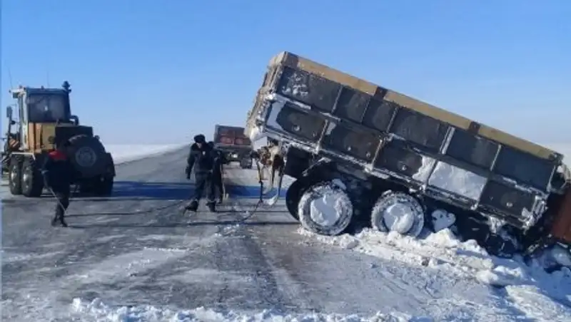КамАЗ с прицепом опрокинулся в кювет на трассе в СКО